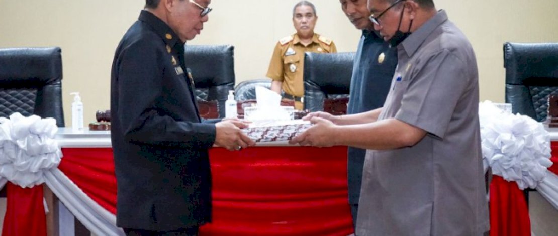 Taufan Pawe Serahkan LKPj 2022 ke Pimpinan DPRD Taufan Pawe Serahkan LKPj 2022 ke Pimpinan DPRD