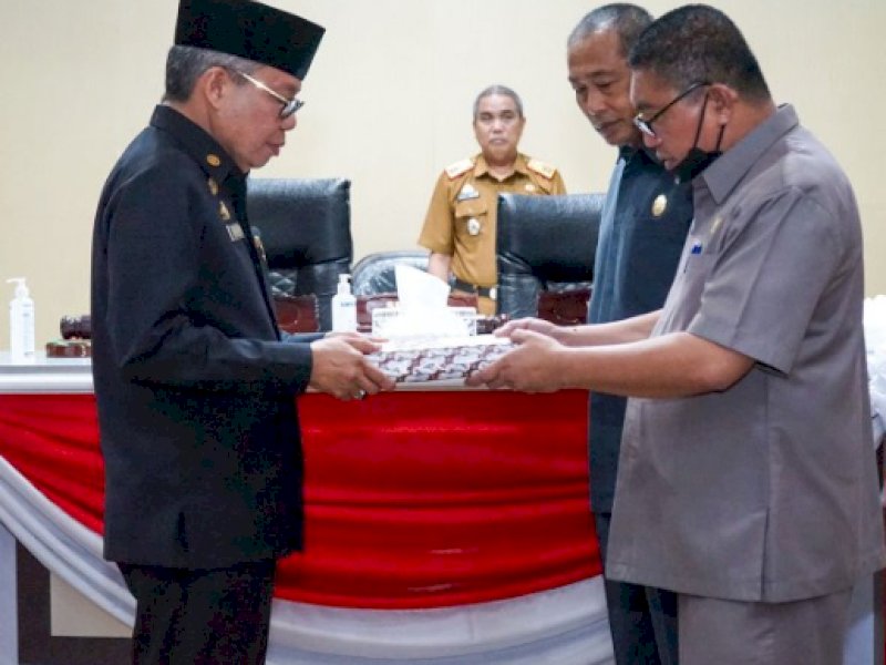 Taufan Pawe Serahkan LKPj 2022 ke Pimpinan DPRD
