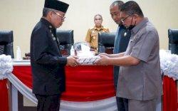 Taufan Pawe Serahkan LKPj 2022 ke Pimpinan DPRD