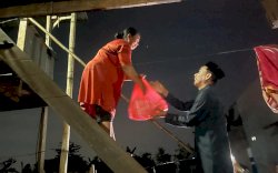 Lanjutkan Program Gerebek Sahur, Rudianto Lallo Bagi Makanan di Kampung Mannuruki Sudiang Raya