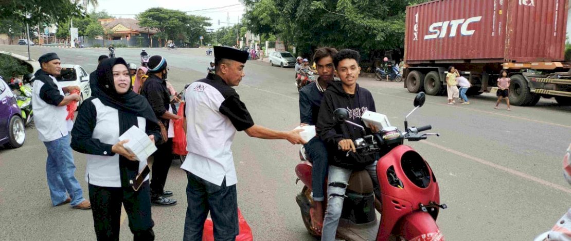 Dewan Pengurus Daerah (DPD) Jurnalis Online Indonesia (JOIN) Kabupaten Jeneponto melaksanakan kegiatan berbagi takjil dan buka puasa bersama, yang dilangsungkan di Simpang Lima Kabonga, Jalan Sultan Hasanuddin, Kamis, 6 April 2023. Dewan Pengurus Daerah (DPD) Jurnalis Online Indonesia (JOIN) Kabupaten Jeneponto melaksanakan kegiatan berbagi takjil dan buka puasa bersama, yang dilangsungkan di Simpang Lima Kabonga, Jalan Sultan Hasanuddin, Kamis, 6 April 2023.