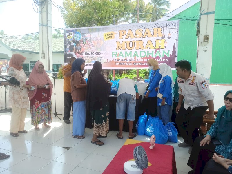 PKK Kepulauan Selayar Gandeng KNPI Gelar Pasar Murah