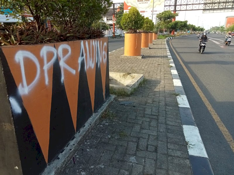 Batu Hingga Coretan Bernada Makian Bertebaran Pascabentrok Akibat UU Cipta Kerja di Makassar