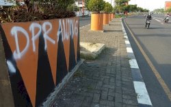 Batu Hingga Coretan Bernada Makian Bertebaran Pascabentrok Akibat UU Cipta Kerja di Makassar