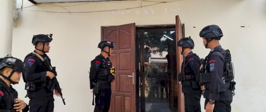 Personel Batalyon C Pelopor berpatroli di sejumlah gereja di Kabupaten Bone, Jum'at, 7 April 2023. Personel Batalyon C Pelopor berpatroli di sejumlah gereja di Kabupaten Bone, Jum'at, 7 April 2023.