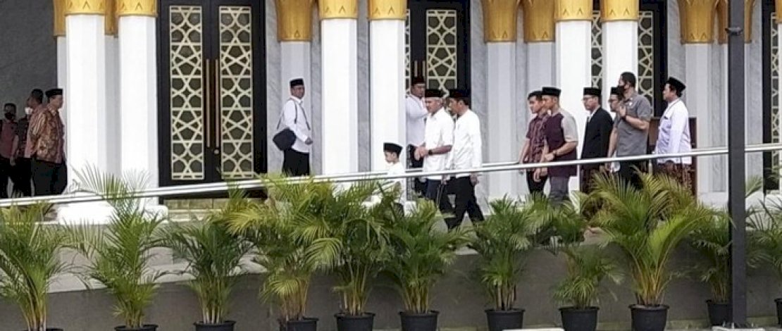 Jokowi dan Ganjar Salat Bersama: Ada Agenda Khusus? Jokowi dan Ganjar Salat Bersama: Ada Agenda Khusus?