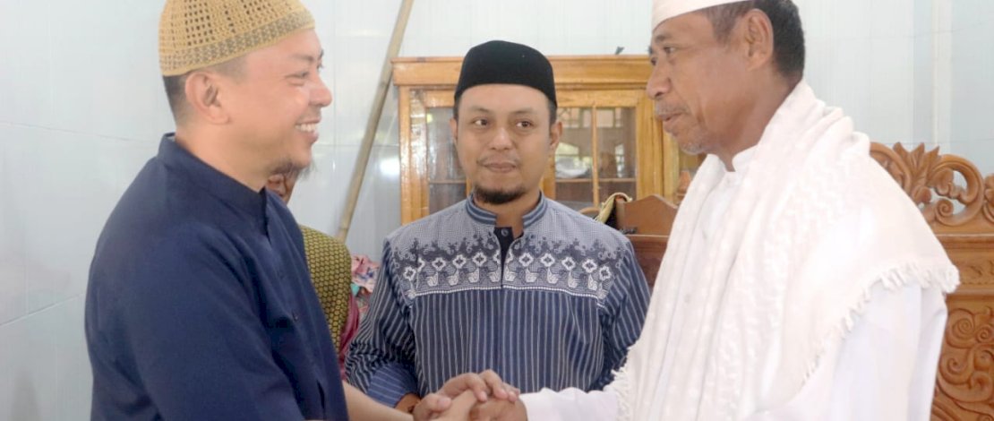Bupati Kepulauan Selayar Muh Basli Ali menyerahkan bantuan pembangunan masjid di Kecamatan Pasilambena,&nbsp;Jum'at, 7 April 2023.
