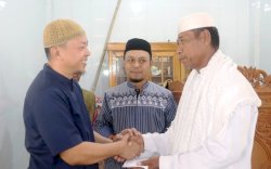 Di Kecamatan Pasilambena, Basli Ali Bagikan Beras dan Bantu Pembangunan Masjid