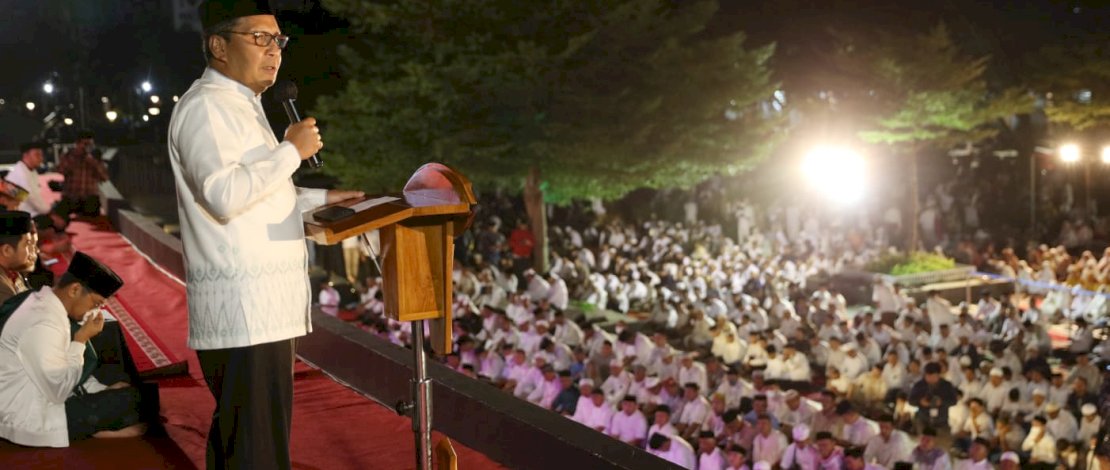 Ribuan warga Makassar kembali mengikuti salat Subuh berjemaah yang diselenggarakan di Anjungan Pantai Losari, City Of Makassar, Sabtu, 8 April 2023. 