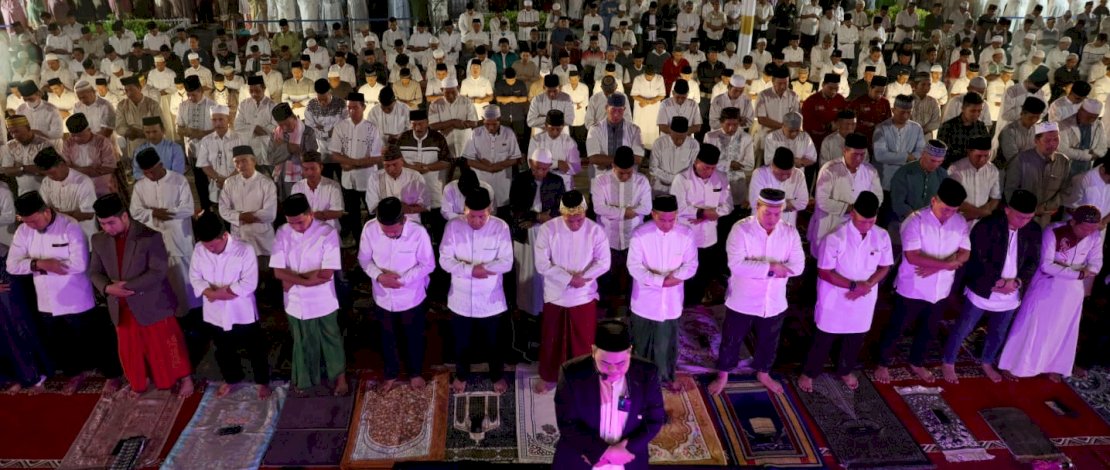 Mayjen TNI Totok Imam Santoso di tengah-tengah ribuan jemaah GMSSB, di Anjungan Pantai Losari, Sabtu, 8 April 2023.