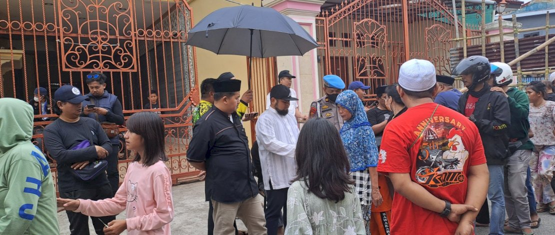 Ambo Rukka membagikan uang kepada warga sekitar di Ramadan ini di rumahnya, Jalan Mairo, Makassar, Sabtu, 8 Maret 2023.