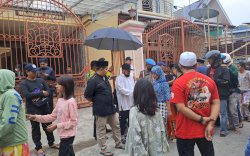 Heboh, Pengusaha Asal Papua Berbagi Uang Secara Cuma-cuma di Makassar, Antrean Diterobos