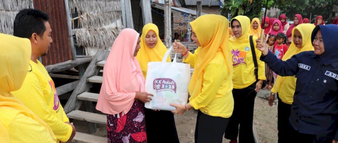 Tim Penggerak PKK Kabupaten Kepulauan Selayar melalui kegiatan PKK Peduli, membagikan 500 paket Ramadan kepada warga yang layak menerima, Sabtu, 8 April 2023.  
