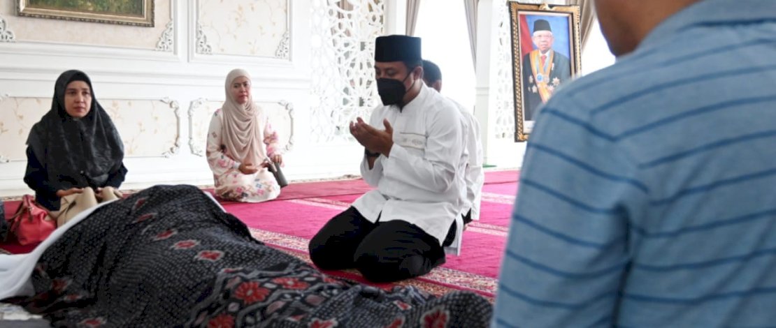 Gubernur Sulsel, Andi Sudirman Sulaiman, langsung melayat ke rumah duka, di Jalan Bonto Mangape, Makassar.