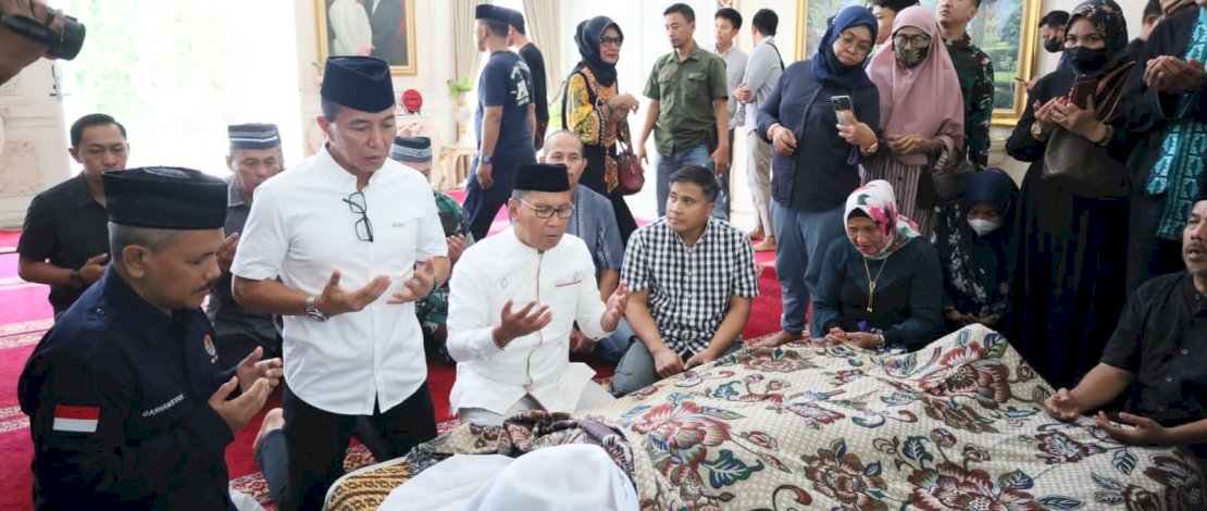 Danny Pomanto saat melayat ke rumah duka di Jalan Bonto Mangepe.