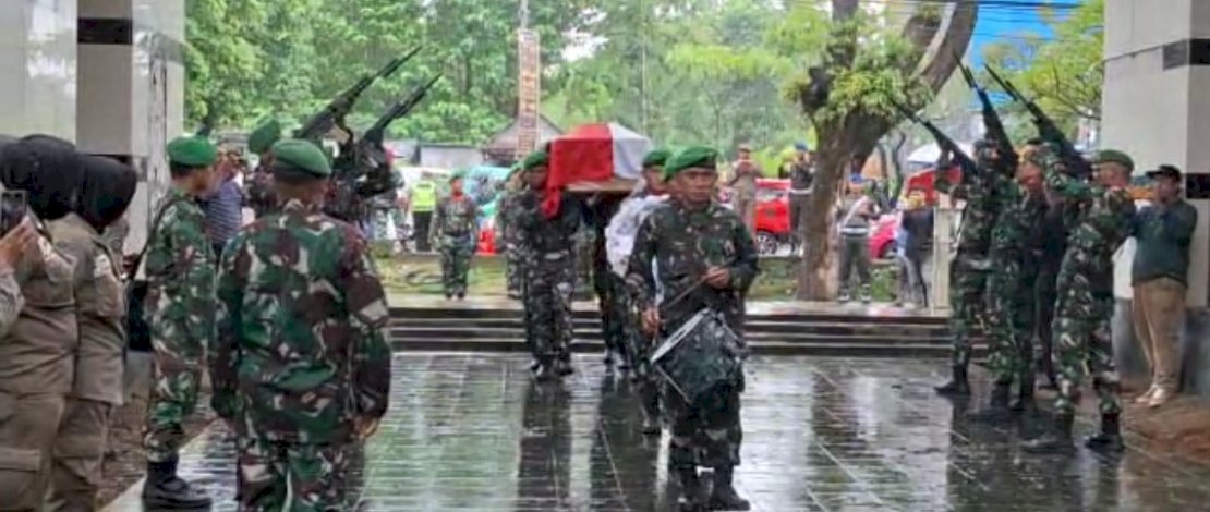 Jenazah almarhum Muhammad Rapsel Ali, Anggota DPR RI dari Fraksi NasDem, dimakamkan di Taman Makam Pahlawan (TMP) Panaikang, Jalan Urip Sumoharjo Makassar, Senin, 10 April 2023.