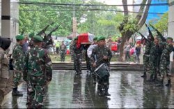 Jenazah Almarhum Rapsel Ali Dimakamkan Secara Militer di TMP Panaikang