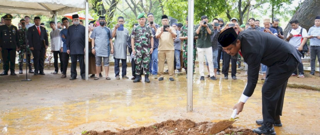 Gubernur Sulsel, Andi Sudirman Sulaiman, bertindak sebagai Inspektur Upacara Pemakaman Almarhum Muh Rapsel Ali.