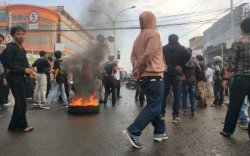 Kasat Intel Polres Bulukumba Terkena Lemparan Batu Saat Amankan Demonstrasi