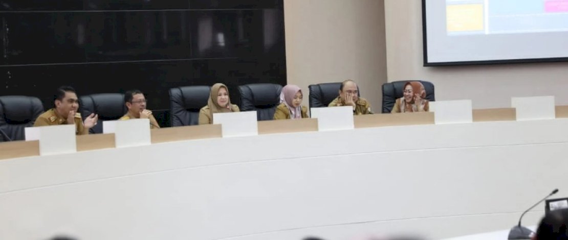 Rapat Kordinasi (Rakor) lanjutan yang dipimpin langsung Fatmawati Rusdi, didampingi Sekda Kota Makassar, Muh Anshar dan para Asisten Pemkot Makassar, Senin, 10 April 2023.
