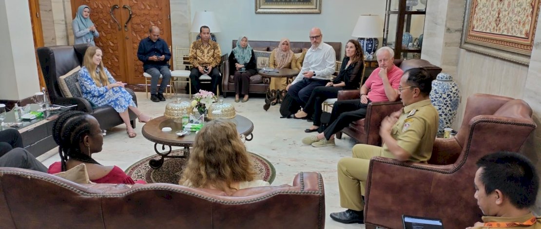 Kepala Dinas Pekerjaan Umum (PU) Kota Makassar Zuhaelsi Zubir, mendampingi Wali Kota Makassar Moh Ramdhan "Danny" Pomanto, menerima kunjungan Tim RISE, Senin, 10 April 2023.