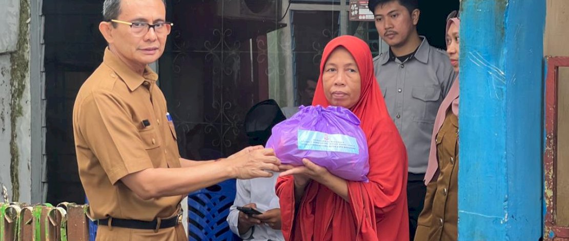 Kepala Bagian Perekonomian Pemerintah Kota (Pemkot) Makassar, Nur Kamarul Zaman, membagikan 38 paket sembako kepada warga Lorong Wisata Marbella, RW 5, Kelurahan Gaddong, Kecamatan Bontoala, Selasa, 11 April 2023.