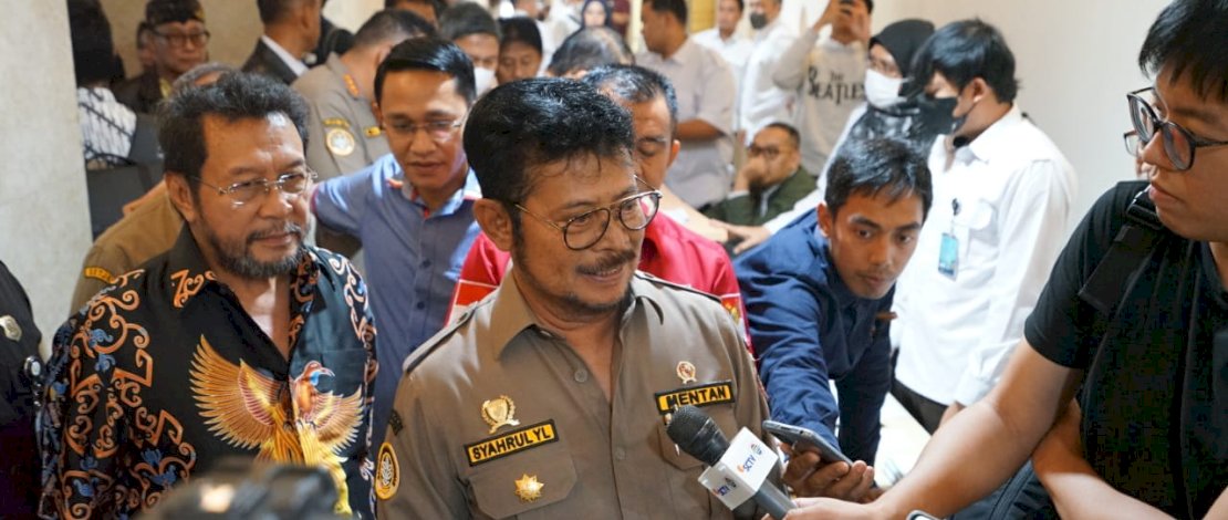 Mentan SYL bersama Ketua Komite II DPD RI, Yorrys Raweyai, memberikan keterangan pers terkait produksi beras. Mentan SYL bersama Ketua Komite II DPD RI, Yorrys Raweyai, memberikan keterangan pers terkait produksi beras.