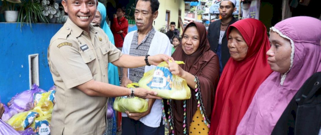 Silaturahmi Bersama Warga di Lorong Wisata, Dinas Kominfo Makassar Bagi-Bagi Paket Sembako