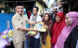 Silaturahmi Bersama Warga di Lorong Wisata, Dinas Kominfo Makassar Bagi-Bagi Paket Sembako