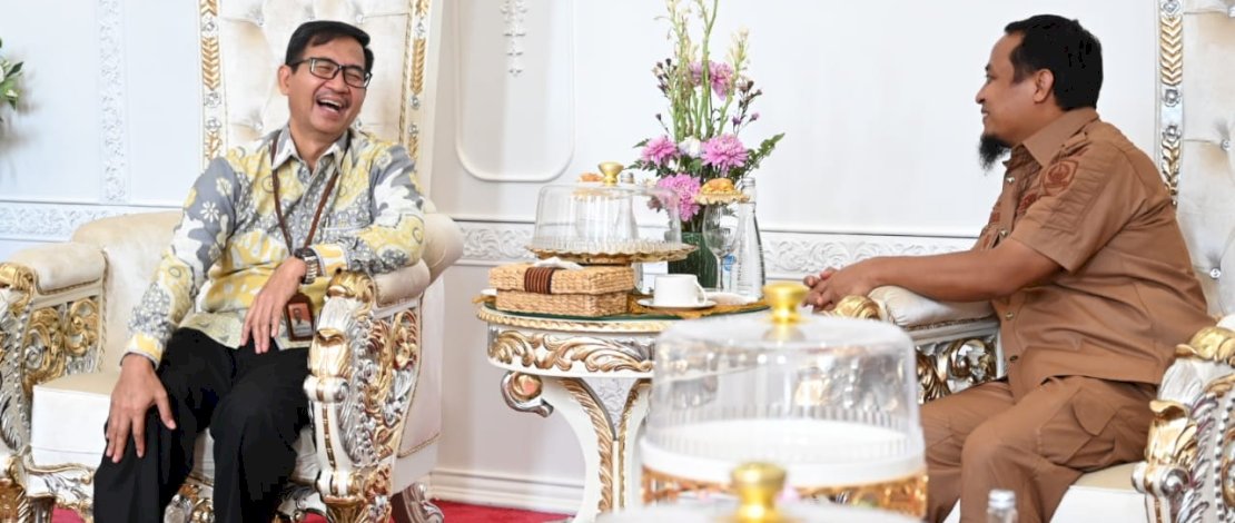 Gubernur Sulsel, Andi Sudirman Sulaiman, menerima audiensi dari Kepala Badan Pusat Statistik (BPS) Sulsel Suntono, di Rumah Jabatan Gubernur, Selasa, 11 April 2023.