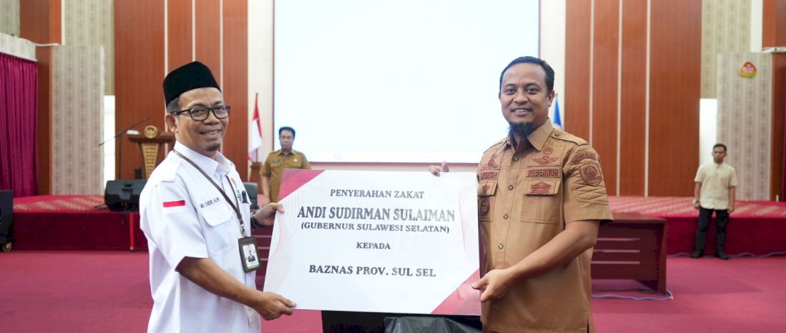 Gubernur Sulsel, Andi Sudirman Sulaiman, beserta keluarga telah menyerahkan zakat melalui Badan Amil Zakat Nasional (Baznas) Sulsel, di Baruga Karaeng Pattinggalloang, Selasa, 11 April 2023.