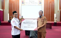 Gubernur Andi Sudirman Serahkan Zakat ke Baznas Sulsel