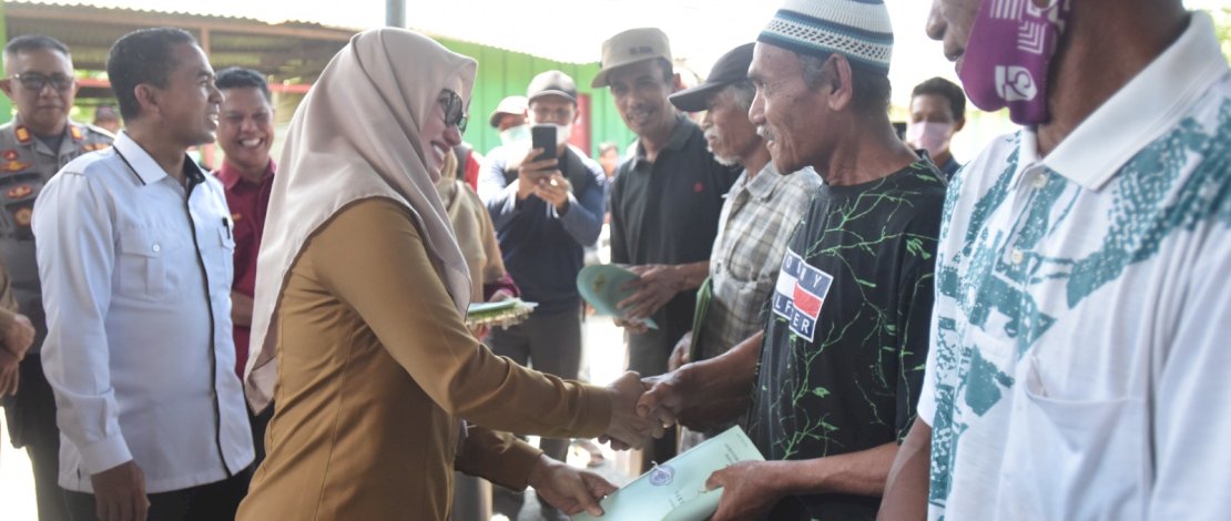 Bupati Luwu Utara, Indah Putri Indriani, menyerahkan 422 sertipikat tanah kepada masyarakat pada program Redistribusi Tanah Tahun 2022, di Kantor Desa Bantimurung, Selasa, 11 April 2023.