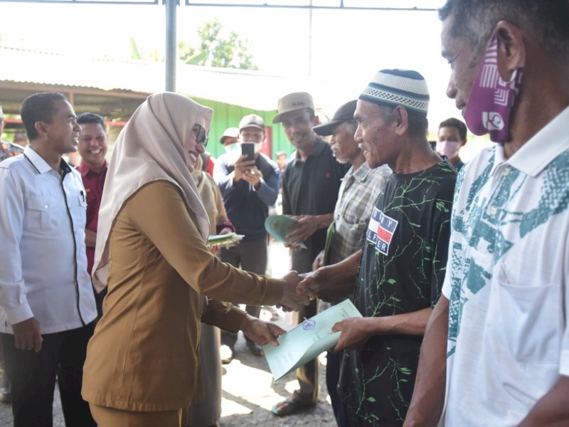 Bupati Lutra Serahkan 422 Sertipikat Tanah di Kantor Desa Bantimurung