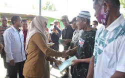 Bupati Lutra Serahkan 422 Sertipikat Tanah di Kantor Desa Bantimurung