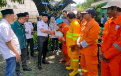 216 Petugas Kebersihan dan Drainase Kecamatan Tallo Terima Bantuan Paket Sembako dari Baznas