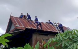 Heboh ODGJ Naik ke Atap Rumah Hingga Nyaris Pingsan