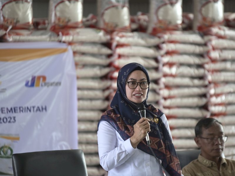 Bupati Luwu Utara Salurkan Bantuan Beras Pemerintah untuk 31.503 KK