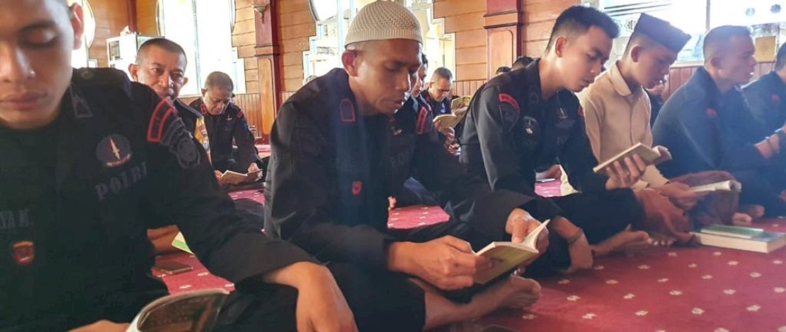 Batalyon C Pelopor Sat Brimob Polda Sulsel melaksanakan kegiatan pembinaan rohani dan mental (Binrohtal), di Masjid Babul Ikhlas Mako Yon C Pelopor, Kamis, 13 April 2023. Batalyon C Pelopor Sat Brimob Polda Sulsel melaksanakan kegiatan pembinaan rohani dan mental (Binrohtal), di Masjid Babul Ikhlas Mako Yon C Pelopor, Kamis, 13 April 2023.