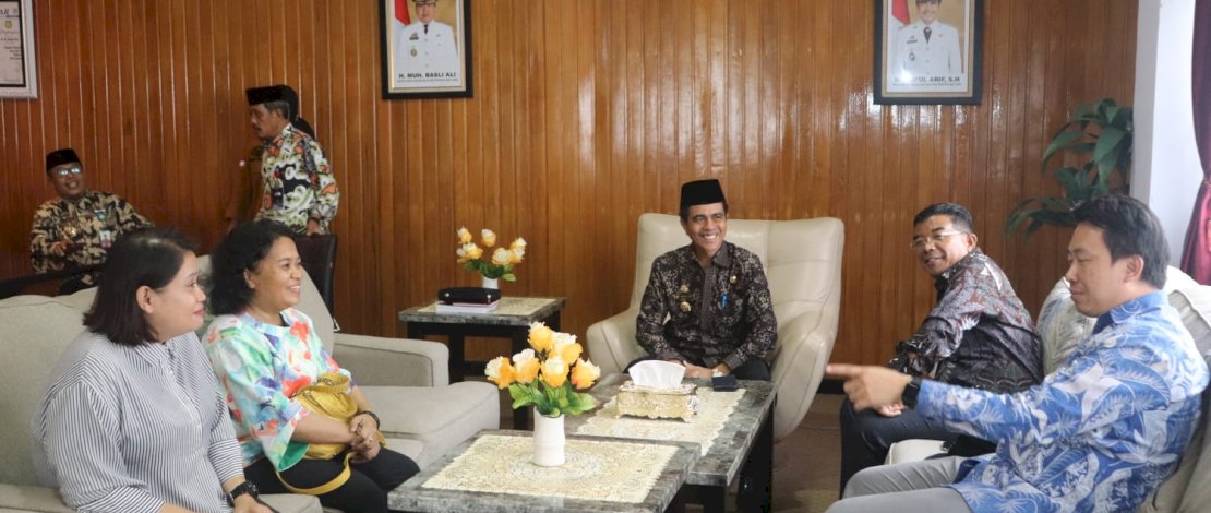Wakil Bupati Kepulauan Selayar, Saiful Arif, menerima kunjungan kerja Kepala Badan Pemeriksa Keuangan (BPK) RI Perwakilan Provinsi Sulawesi Selatan (Sulsel), Amin Adab Bangun beserta tim, di Kantor Bupati Kepulauan Selayar, Kamis, 13 April 2023.
