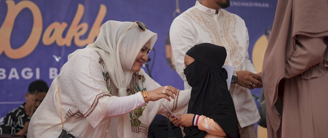 Putri Dakka berbagi bersama ribuan warga Kota Palopo di Lapangan Gaspa Palopo, Kamis, 13 April 2023.