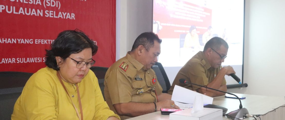Lokakarya percepatan penerapan Sistem Pemerintahan Berbasis Elektronik (SPBE) dan penyusunan daftar data pengelolaan Satu Data Indonesia (SDI) dibuka oleh Asisten Pemerintahan dan Kesra Ir. Muh. Yunan Krg. Tompobulu, ST., MT. IPM, di Rayhan Square, Kamis, 13 April 2023.
Lokakarya percepatan penerapan Sistem Pemerintahan Berbasis Elektronik (SPBE) dan penyusunan daftar data pengelolaan Satu Data Indonesia (SDI) dibuka oleh Asisten Pemerintahan dan Kesra Ir. Muh. Yunan Krg. Tompobulu, ST., MT. IPM, di Rayhan Square, Kamis, 13 April 2023.