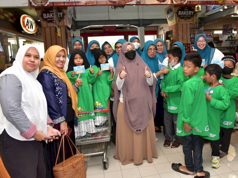 Naoemi Octarina Berbagi Kado Lebaran Anak Yatim dan Kaum Dhuafa