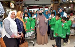 Naoemi Octarina Berbagi Kado Lebaran Anak Yatim dan Kaum Dhuafa
