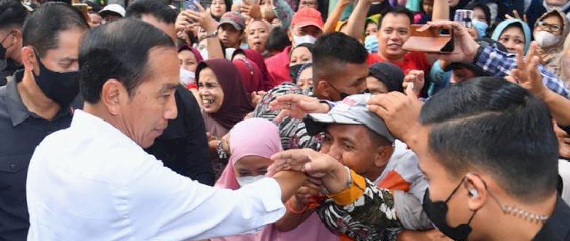 Saat Jokowi Bagi-Bagi THR di Kunjungan Pasar Tugu Palsigunung Depok