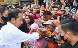 Saat Jokowi Bagi-Bagi THR di Kunjungan Pasar Tugu Palsigunung Depok