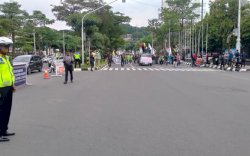 Demo Mahasiswa Tolak UU Ciptaker Berakhir Ricuh di Semarang