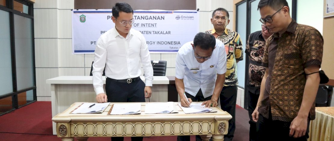 Penandatanganan Pernyataan Kehendak Letter of Intent (LoI) antara Pj Bupati Takalar Dr Setiawan Aswad dengan General Manager PT Envision Green Energy Indonesia Liu Ming, di Ruang Rapat Setda Takalar, Kamis, 13 April 2023. 