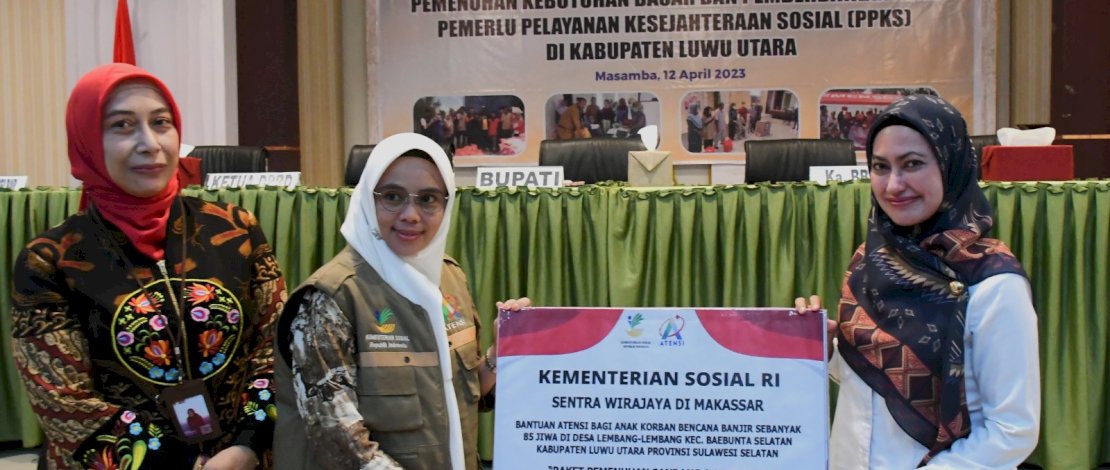 Bupati Luwu Utara, Indah Putri Indriani, menyerahkan bantuan pemenuhan kebutuhan dasar bagi ratusan Pemerlu Pelayanan Kesejahteraan Sosial (PPKS), yang bersumber dari Balai Besar Pendidikan dan Kesejahteraan Sosial, Rabu, 12 April 2023. Bupati Luwu Utara, Indah Putri Indriani, menyerahkan bantuan pemenuhan kebutuhan dasar bagi ratusan Pemerlu Pelayanan Kesejahteraan Sosial (PPKS), yang bersumber dari Balai Besar Pendidikan dan Kesejahteraan Sosial, Rabu, 12 April 2023.