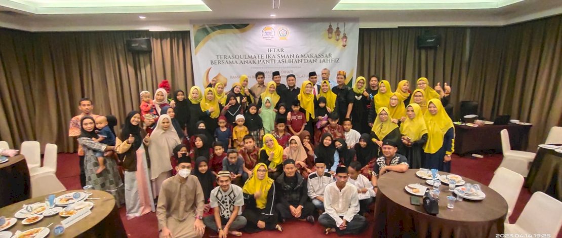 Rudianto Lallo menyantuni anak yatim piatu bersama dengan komunitas Terasoulmate IKA SMAN 6 Makassar di Hotel Ramedo, Makassar, Jumat, 14 April 2023.